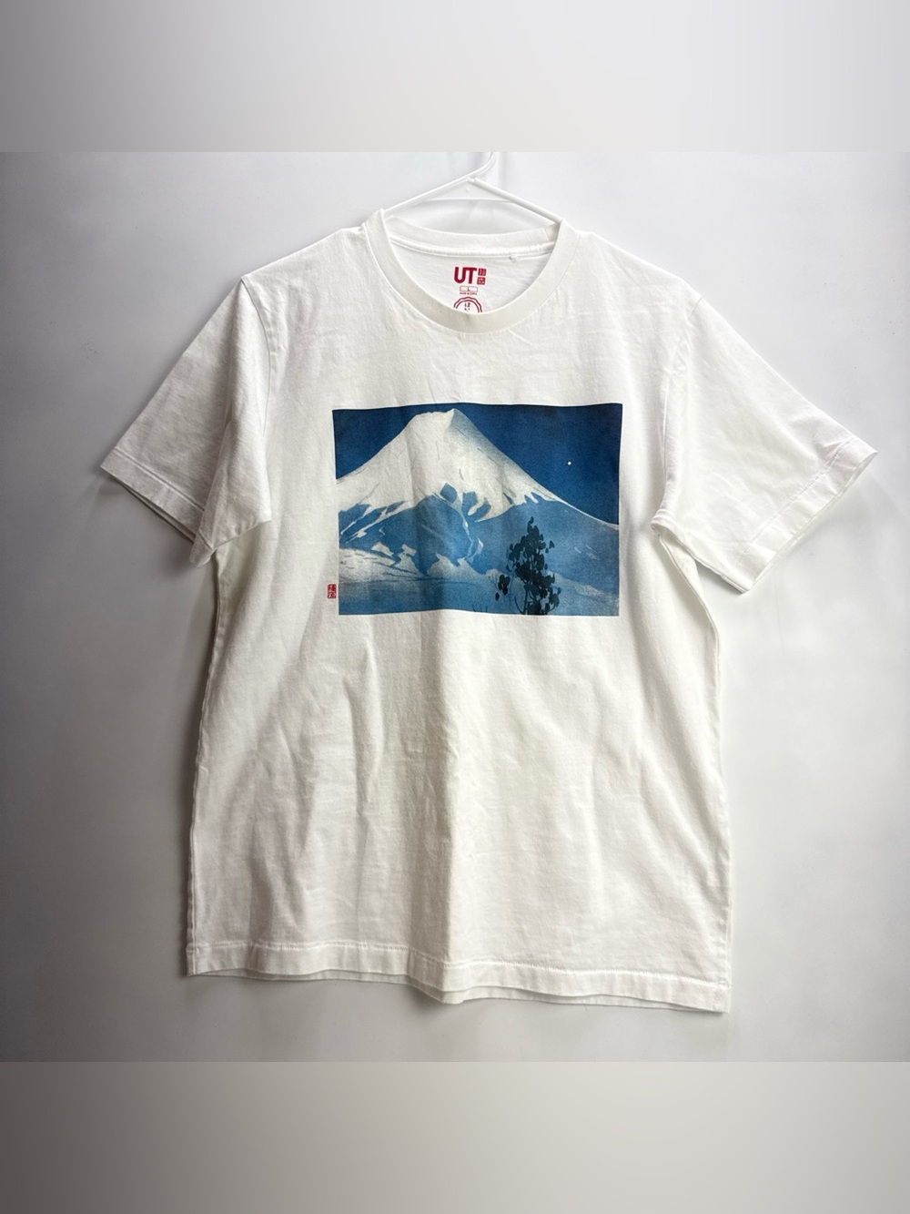 Uniqlo Mens White Crewneck Graphic-Tee with Mount Fuji